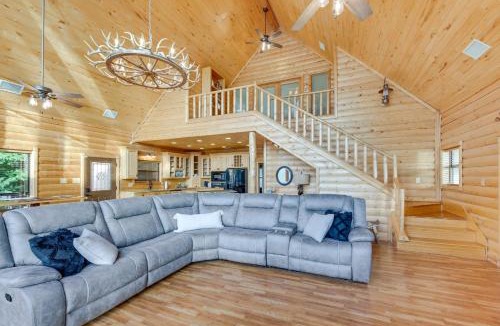 Gladewater House | Lakefront Gladewater Retreat w/Dock + Hot Tub!