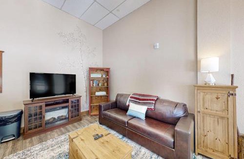 Lakeside Village Apartment | Lakefront Keystone Studio