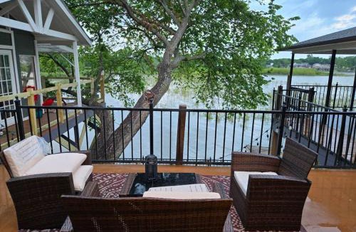 Azle House | Lakefront, Pool, TreeHouse, 10BR, GameRoom, Hottub