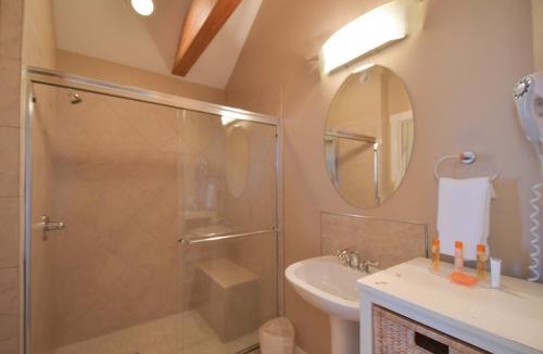 Homer House | Lakeshore Lodging Lodge 710