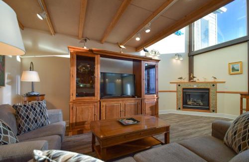 Homer House | Lakeshore Lodging Lodge 715