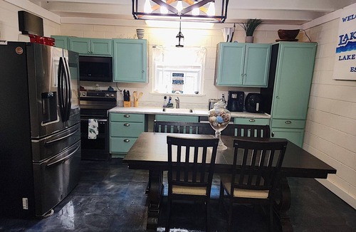 Lakewood Estates Cottage | Lakeside Escape on Lake Travis! Pickleball Court + Dog Friendly