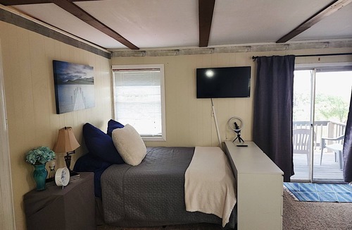 Lakewood Estates Cottage | Lakeside Escape on Lake Travis! Pickleball Court + Dog Friendly