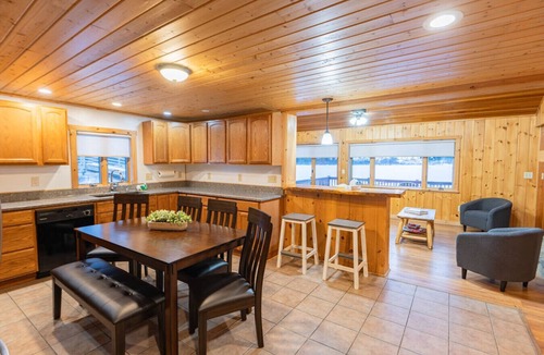 Bethlehem Cottage | Lakeside Family Cottage Multiple Bedrooms