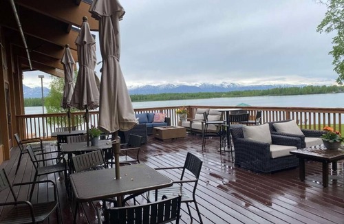 Wasilla Hotel | Lakeside Relaxation: Modern Rooms & Amenities