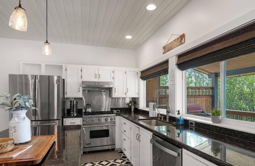 Houston House | Lakeside Retreat- Charming 5 Bedroom, with Kayaks!