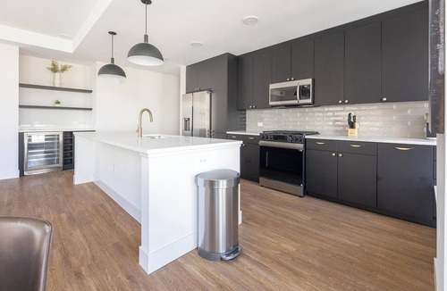 Uptown Apartment | Landing | Beautiful 2BD, Rooftop Lounge, Gym