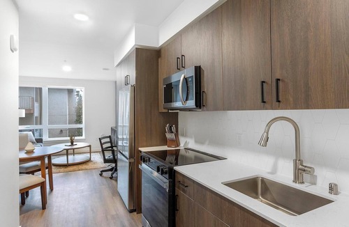 Crown Hill Apartment | Landing | Chic 1BD, Gym