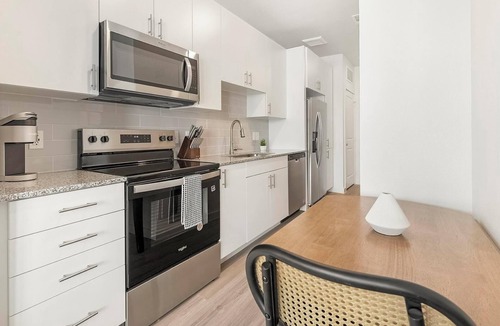 Sweetbriar Apartment | Landing | Chic Studio, Gym, Pool