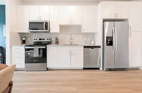 Sweetbriar Apartment | Landing | Incredible 1BD, Gym, Pool