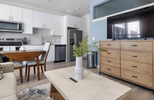 Sweetbriar Apartment | Landing | Incredible 1BD, Gym, Pool
