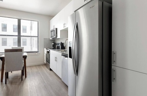Sweetbriar Apartment | Landing | Incredible 1BD, Gym, Pool