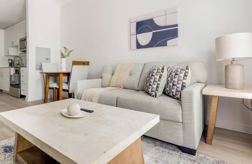 Sweetbriar Apartment | Landing | Incredible 1BD, Gym, Pool