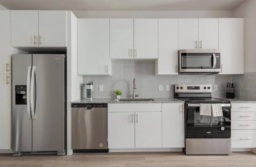 Sweetbriar Apartment | Landing | Incredible 1BD, Gym, Pool