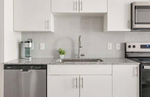 Sweetbriar Apartment | Landing | Incredible 1BD, Gym, Pool