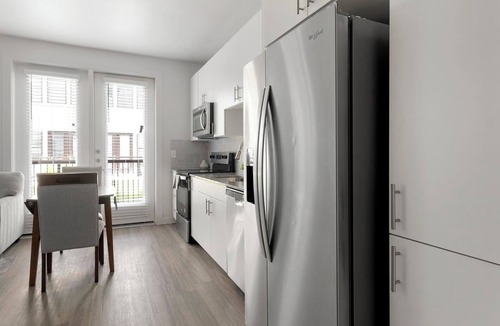 Sweetbriar Apartment | Landing | Incredible 1BD, Gym, Pool