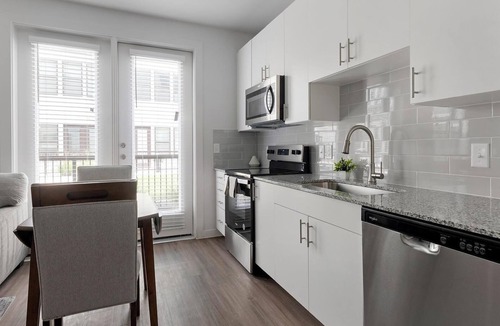 Sweetbriar Apartment | Landing | Incredible 1BD, Gym, Pool
