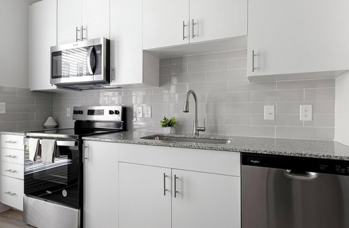 Sweetbriar Apartment | Landing | Incredible 1BD, Gym, Pool