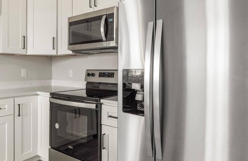 College View Apartment | Landing | Incredible 2BD in Harvey Park South