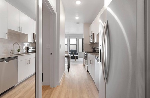 Sweetbriar Apartment | Landing | Incredible Studio, Pool, Gym