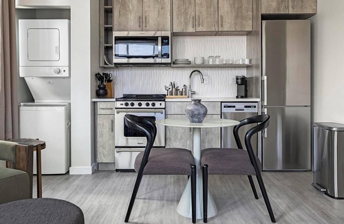 Highland Apartment | Landing | Incredible Studio, Rooftop Lounge