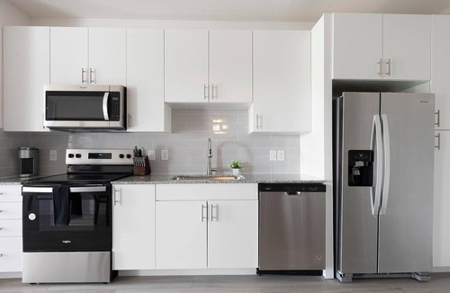 Sweetbriar Apartment | Landing | Modern 1BD, Gym, Pool