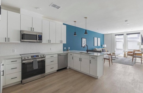 Civic Center Apartment | Landing | Modern 1BD, Rooftop Lounge, Gym