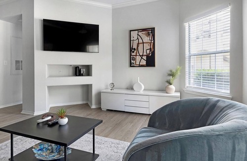 Falconhead Apartment | Landing | Modern 2BD in Bee Cave