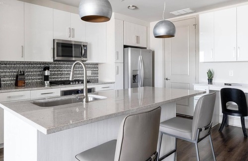 Houston Apartment | Landing | Modern 2BD, Pool, Gym