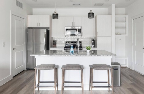 Leander Apartment | Landing | Modern 2BD, Pool, Gym