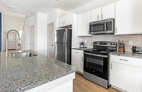 Waller Apartment | Landing | Modern 3BD, Pool, Gym