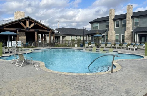 Waller Apartment | Landing | Modern 3BD, Pool, Gym