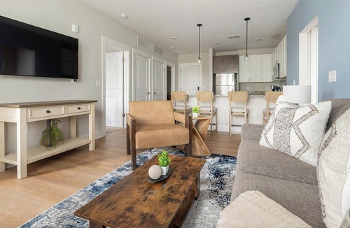 Hickory Apartment | Landing | Spectacular 2BD, Clubhouse, Gym