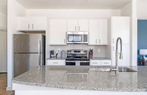 Waller Apartment | Landing | Spectacular 3BD, Pool, Gym