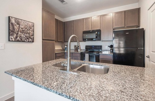 Lockhart Apartment | Landing | Stunning 1BD, Gym, Pool