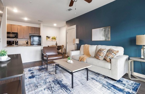 Lockhart Apartment | Landing | Stunning 2BD, Gym, Pool