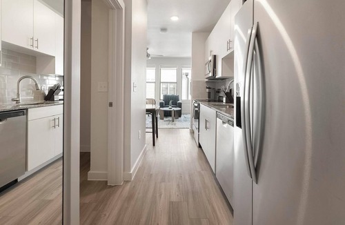 Sweetbriar Apartment | Landing | Stunning Studio, Pool, Gym
