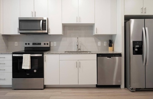 Sweetbriar Apartment | Landing | Stylish 1BD, Pool, Gym