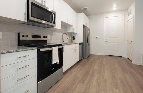 Sweetbriar Apartment | Landing | Stylish 1BD, Pool, Gym