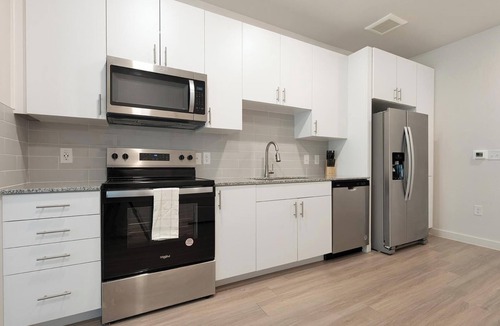 Sweetbriar Apartment | Landing | Stylish 1BD, Pool, Gym