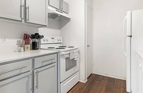 Windsor Park Apartment | Landing | Stylish 2BD, Gym, Pool