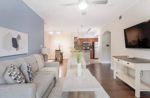 West Oak Hill Apartment | Landing | Stylish 2BD, Gym