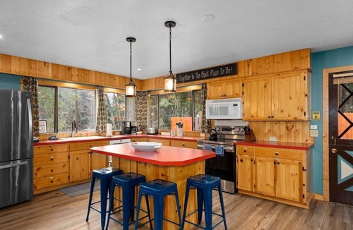 Leavenworth House | Large Hot Tub & Two Gamerooms for twice the fun!