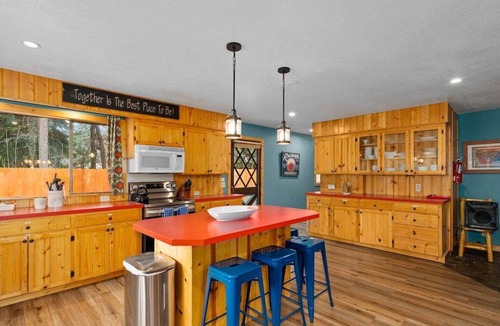 Leavenworth House | Large Hot Tub & Two Gamerooms for twice the fun!