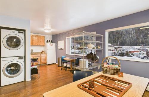 Juneau Apartment | Large Juneau Loft w Full Kitchen, WD & Workspace