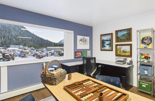 Juneau Apartment | Large Juneau Loft w Full Kitchen, WD & Workspace