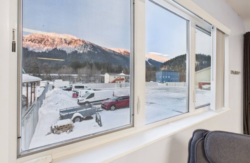 Juneau Apartment | Large Juneau Loft w/Full Kitchen, W/D & Workspace