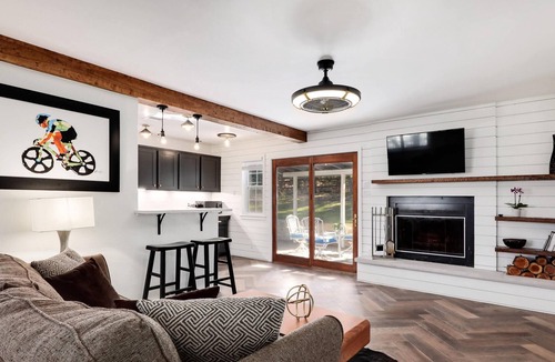 Aqua Monte House | Large Yard, Cozy Vibes - Luxurious Lisa Cottage - GuestSpaces