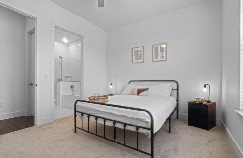 West Oak Hill Apartment | Lavish Escape 1Bd1Ba Pool w Golf Sim