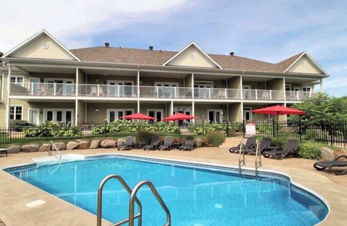 Bromont Condo | Le Champlain 101 Duplex avec Piscine by Alchalet